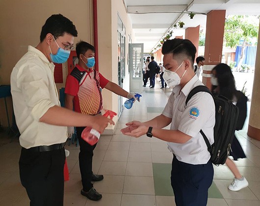 Học sinh rửa tay bằng nước sát khuẩn trước khi lên lớp (ảnh: P.L)