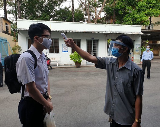 Học sinh trường Trần Quang Khải được đo thân nhiệt ngay từ cổng trường (ảnh: P.L)