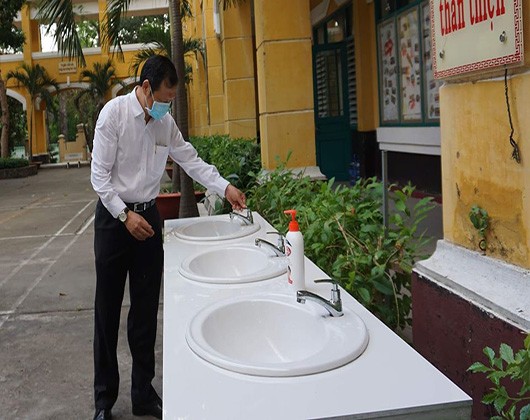 Phó Giám đốc Sở Giáo dục Thành phố Hồ Chí Minh kiểm tra bồn rửa tay tại trường Trưng Vương (ảnh: P.L)