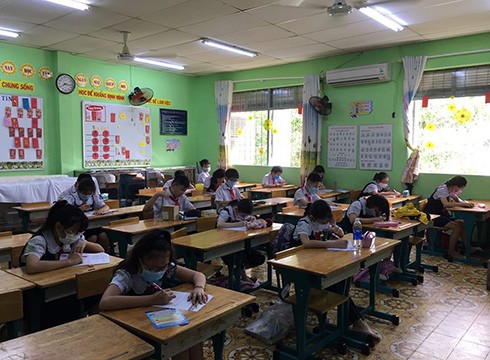 Học sinh trường tiểu học Lạc Long Quân, quận 11, Thành phố Hồ Chí Minh ngày quay lại trường học (ảnh: P.L)