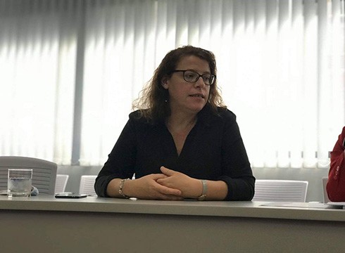 Bà Seija Nyholm - Hiệu trưởng của VFIS trao đổi với các phóng viên về ý kiến của phụ huynh (ảnh: P.L)