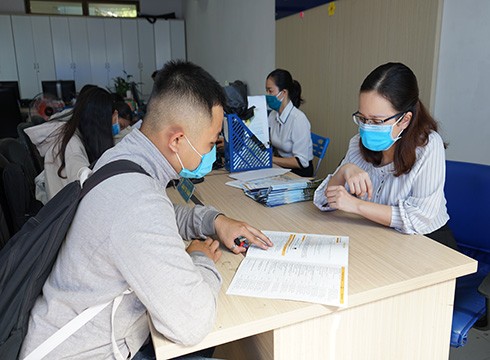 Một thí sinh nộp hồ sơ đăng ký xét tuyển bằng học bạ vào Trường Đại học Bà Rịa - Vũng Tàu (ảnh: BVU)