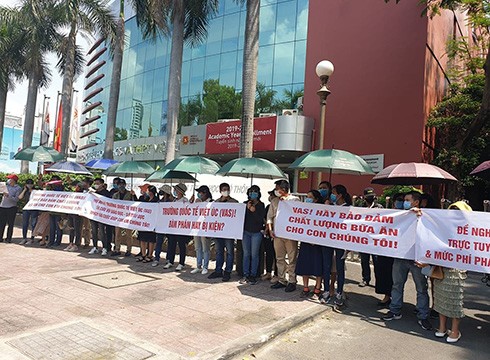 Phụ huynh Trường Dân lập Quốc tế Việt Úc tập trung phản đối chính sách thu học phí của trường mùa dịch (ảnh: P.L)