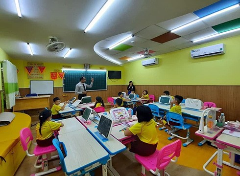 Một giờ học ngoại ngữ của học sinh trường Nam Việt (ảnh: CTV)