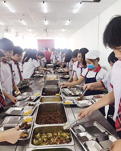 Học sinh trường Nam Việt ăn buffet ở các bữa ăn (ảnh: CTV)