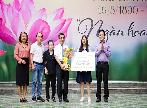Đoàn Trương Ngọc Nhi nhận học bổng toàn phần trị giá 200 triệu đồng (ảnh: HSU)