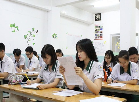 Học sinh lớp 12 ở Thành phố Hồ Chí Minh làm hồ sơ thi tốt nghiệp (ảnh chỉ mang tính chất minh họa, nguồn: giaoducthoidai.vn)
