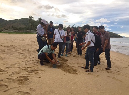 Nhóm sinh viên của BVU đang tham gia lấy mẫu tại khu vực vùng biển Quy Nhơn (ảnh: BVU)