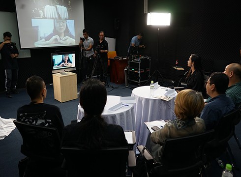 Thí sinh Xuân Thảo đang dự thi trực tuyến trước các thành viên ban giám khảo (Ảnh: HSU)