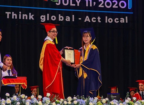 Hiệu trưởng Nguyễn Ngọc Điện trao bằng tốt nghiệp cho các tân khoa (ảnh: HSU)