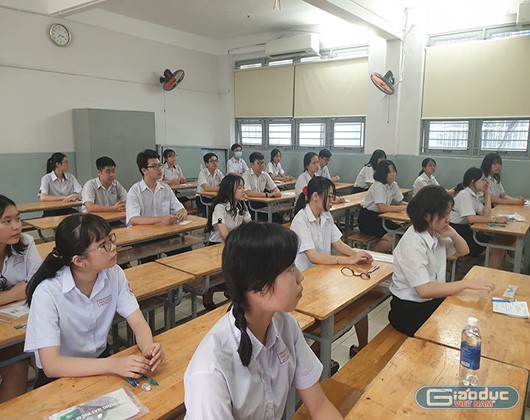 Học sinh trước giờ làm bài tuyển sinh vào lớp 10 ở điểm thi Trần Văn Ơn, quận 1 (ảnh: P.L)