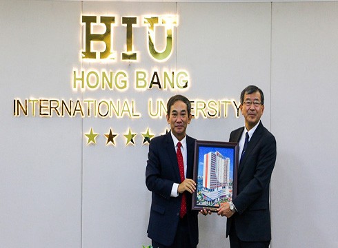 Phó Giáo sư Hồ Thanh Phong (trái) trao quà lưu niệm cho Tổng lãnh sư Nhật Bản (ảnh: HIU)