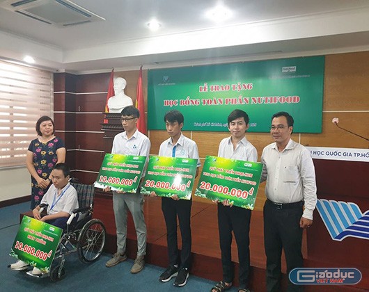 Đại học Quốc gia Thành phố Hồ Chí Minh trao học bổng cho sinh viên nghèo (ảnh: P.L)