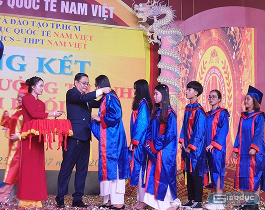 Thầy Nguyễn Đức Quốc trao tặng huy hiệu cho học sinh lớp 12 của trường (ảnh: P.L)