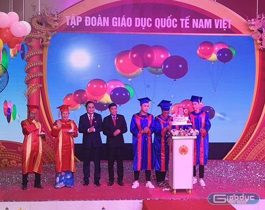 Lãnh đạo trường Nam Việt cùng chúc mừng sinh nhật tuổi 18 của học sinh lớp 12 (ảnh: P.L)