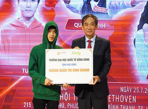 Phó Giáo sư Hồ Thanh Phong (phải) trao tặng học bổng cho Lương Tuấn Phi (ảnh: HIU)