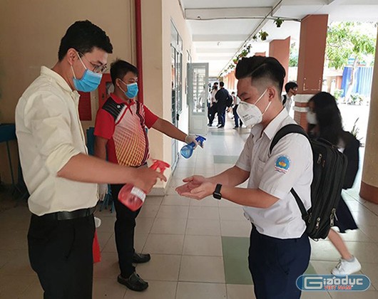 Học sinh rửa tay bằng nước sát khuẩn trong mùa dịch Covid-19 (ảnh minh họa: P.L)