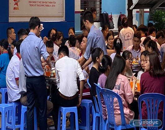 Trường Nhân Việt tổ chức cho cả trăm học sinh lớp 12 ăn uống tập thể (ảnh: Vũ Sơn)