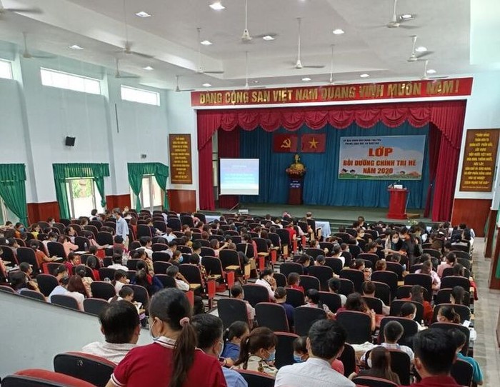 Lớp học bồi dưỡng chính trị hè của quận Tân Phú, giáo viên ngồi san sát nhau (ảnh: CTV)
