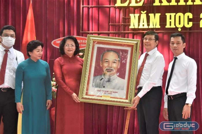 Phó Chủ tịch nước trao tặng quà lưu niệm cho Trường Lê Quý Đôn (ảnh: CTV)