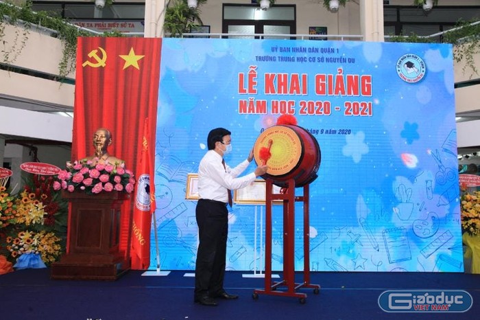 Nguyên Chủ tịch nước Trương Tấn Sang đánh trống khai trường tại trường Nguyễn Du (ảnh: CTV)
