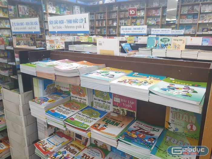 Sách giáo khoa lớp 1 chương trình mới tại nhà sách Phú Nhuận cũng còn nhiều (ảnh: P.L)