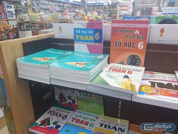 Sách giáo khoa lớp 6 ở nhà sách Phú Nhuận chỉ còn sách tiếng Anh vào sáng 9/9 (ảnh: P.L)