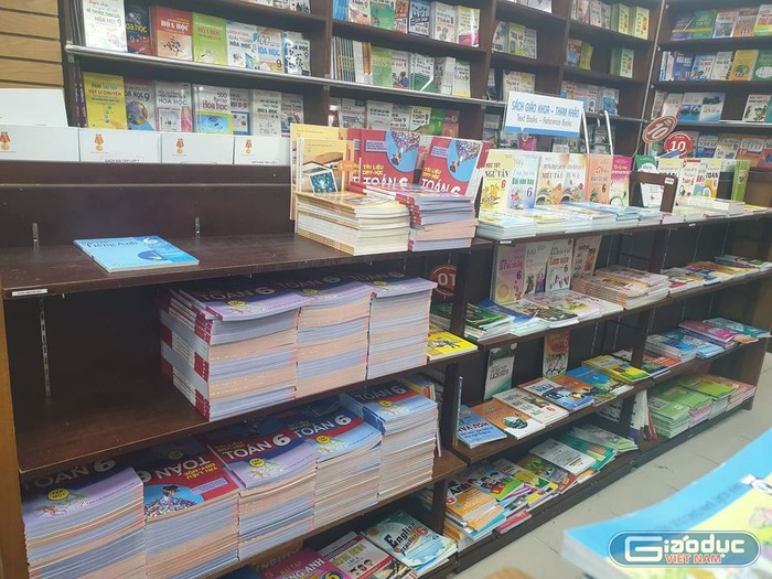 Khu vực sách giáo khoa lớp 6 ở nhà sách Tân Định chỉ còn 1 cuốn bài tập tiếng Anh (ảnh: P.L)