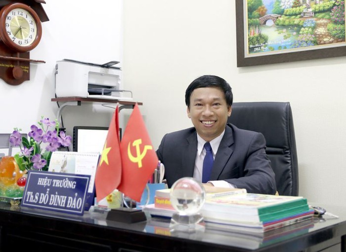 Ông Đảo khi còn là Hiệu trưởng trường Nguyễn Thị Diệu (ảnh: thptnguyenthidieu.vietschool.vn)