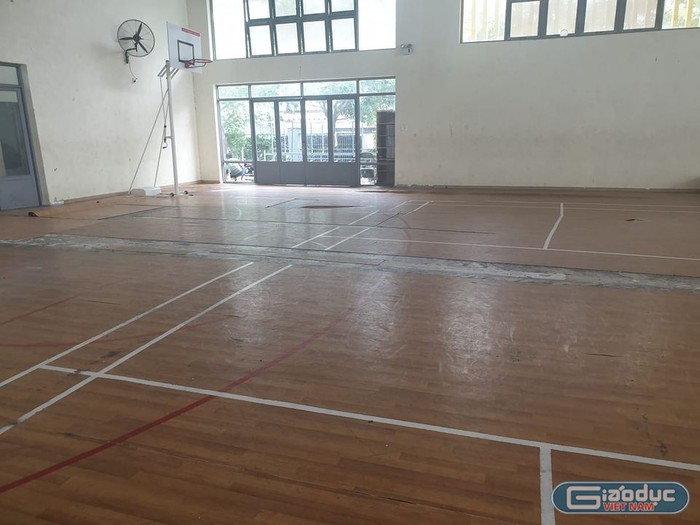 Sàn nhà thi đấu của trường Gia Định đã bị bong tróc, cần sửa chữa (ảnh: P.L)