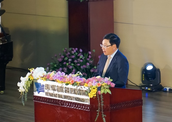 Phó Thủ tướng Chính phủ - ông Phạm Bình Minh là diễn giả khách mời đặc biệt tại buổi lễ (Ảnh: VNUHCM)