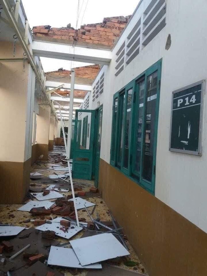 Hàng loạt phòng học ở trường trung học phổ thông Bình Phú, quận 6 bị tốc mái (ảnh: CTV)