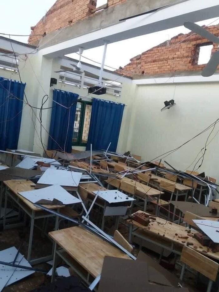Phòng học ở trường Bình Phú bị hư hỏng rất nặng sau cơn mưa lớn (ảnh: CTV)