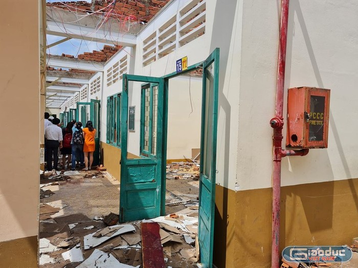 Trường trung học phổ thông Bình Phú bị hư hỏng nặng sau sự cố chiều 31/10 (ảnh: P.L)