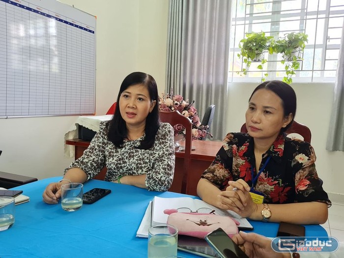 Bà Nguyễn Thị Thu Hiền và hiệu trưởng nhà trường gặp gỡ báo chí trưa 3/11 (Ảnh: P.L)