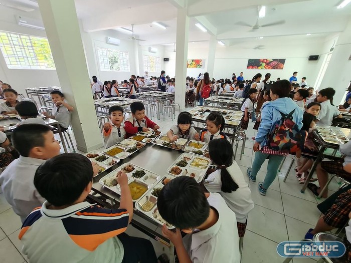 Học sinh trường tiểu học Trần Thị Bưởi, quận 9 đang ăn trưa tại trường (ảnh: P.L)