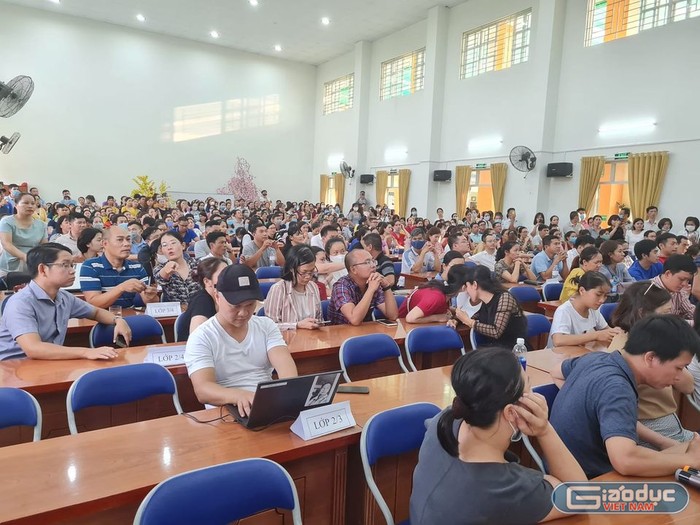 Hàng trăm phụ huynh tới trường Trần Thị Bưởi để bầu ra Ban đại diện cha mẹ học sinh mới (ảnh: P.L)