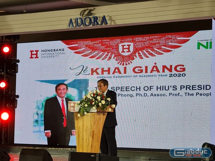 Phó Giáo sư Hồ Thanh Phong - Hiệu trưởng phát biểu tại lễ khai giảng (ảnh: P.L)