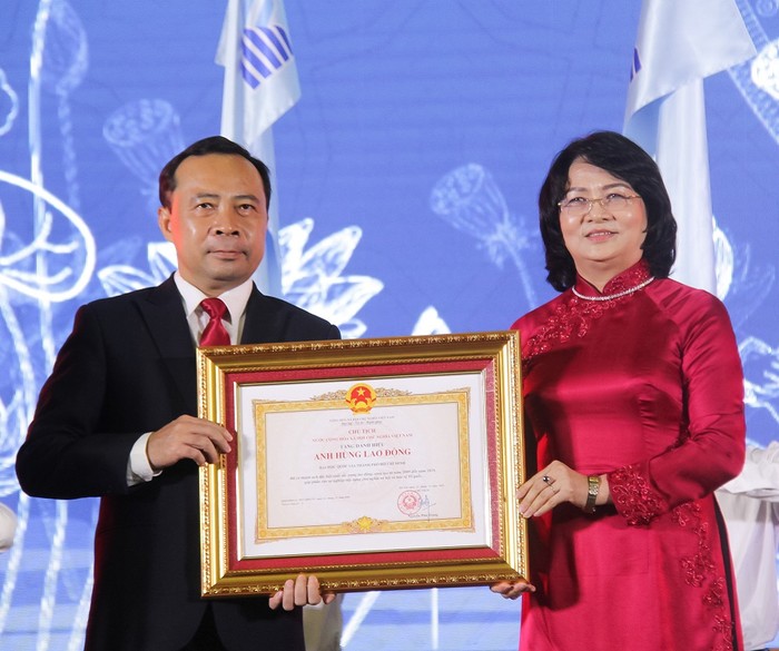 Phó Chủ tịch nước trao tặng danh hiệu Anh hùng lao động cho Đại học Quốc gia Thành phố Hồ Chí Minh (ảnh: VNUHCM)
