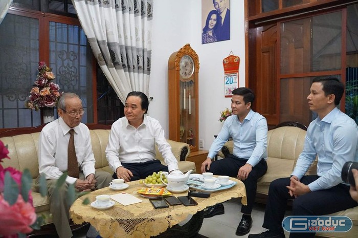 Bộ trưởng Phùng Xuân Nhạ (thứ hai, trái sang) trò chuyện với Giáo sư Trần Hồng Quân (Ảnh: P.L)