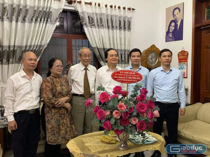 Đoàn của Bộ trưởng Bộ Giáo dục chụp hình lưu niệm với Giáo sư Trần Hồng Quân và phu nhân (ảnh: P.L)
