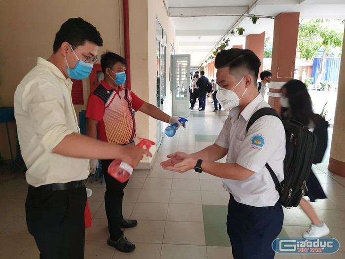 Học sinh Trường Trần Quang Khải rửa tay sát khuẩn chống Covid-19 khi đến trường (ảnh: P.L)