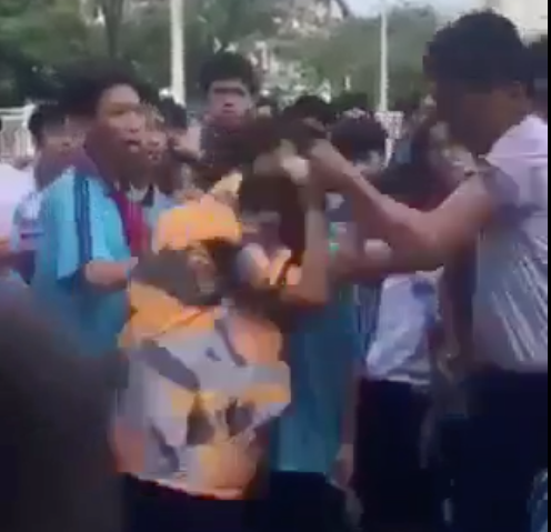 Học sinh trường Hoàng Quốc Việt hẹn đánh nhau ở sân thể thao (ảnh cắt từ clip)
