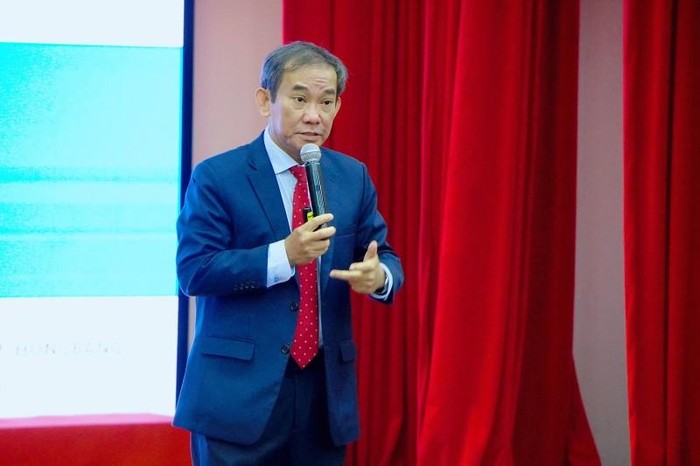 Phó Giáo sư Hồ Thanh Phong tại buổi diễn thuyết ở trường (ảnh: HIU)