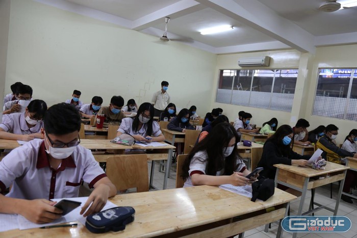 Học sinh trường Ngô Thời Nhiệm, quận 9 làm bài kiểm tra học kỳ 1 (ảnh: P.L)