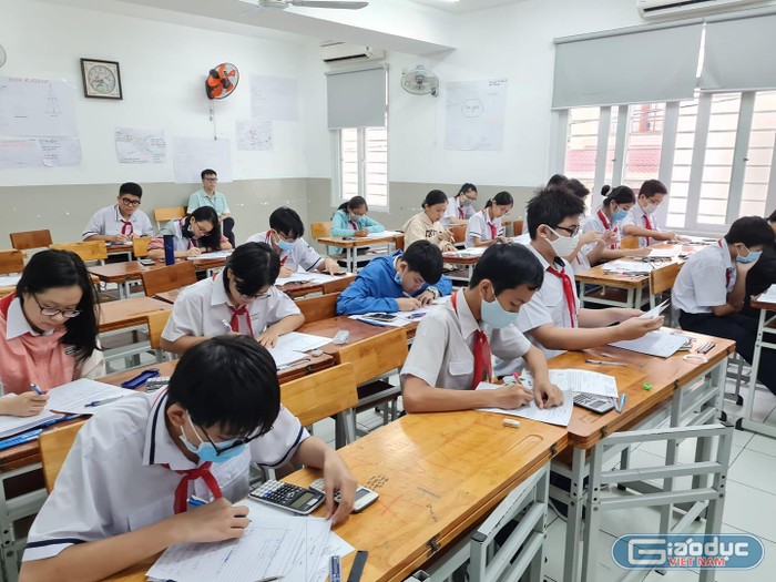 Học sinh trường trung học cơ sở Nguyễn Du, quận 1 làm bài kiểm tra học kỳ 1 (ảnh: P.L)