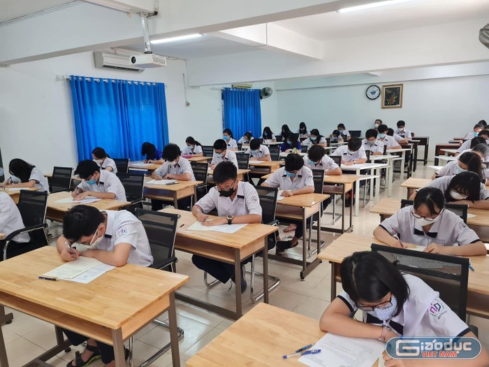 Học sinh trường trung học phổ thông Nguyễn Du, quận 10 làm bài kiểm tra học kỳ 1 (ảnh: P.L)