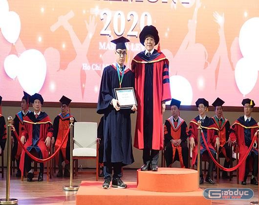 Thủ khoa Phan Ngọc Hưng nhận bằng tốt nghiệp sau đại học từ hiệu trưởng nhà trường (ảnh: CTV)