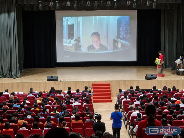 Giáo sư Ngô Bảo Châu giao lưu trực tuyến với học sinh, sinh viên thành phố (ảnh: P.L)