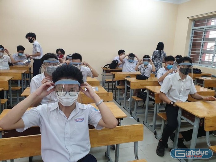 Học sinh đeo khẩu trang trong lớp phòng chống Covid-19 (ảnh minh họa: P.L)